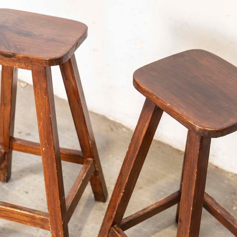 Bancos de madera altos con detalles en la madera y lustre - imagen 3