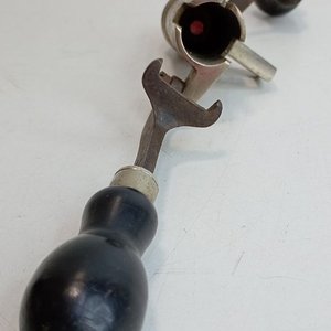 Antigua Máquina para Recarga de Cartuchos Metálica con Mangos de Madera - imagen 2