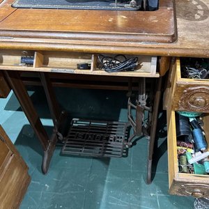 Máquina de Coser Antigua Singer con Mueble y Accesorios - imagen 4