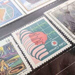 47 Sellos Mint de Cuba en Hoja de Clasificador - imagen 2