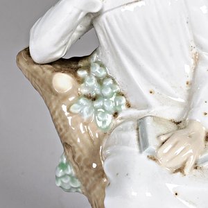 Figura de Porcelana Lladro: Niña Sentada en Árbol con Libro - imagen 4