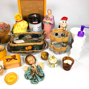 Lote Variado: Mate, Lata, Canastos, Figuras y Adornos Decorativos - imagen 4