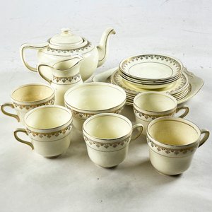 Lote siguiente: Juego de Loza Inglesa Beige con Guarda Dorada: Tetera, Lechera, Tazas y Platos