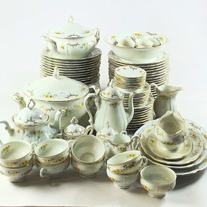 Lote anterior: Noventa y dos piezas en porcelana Bavaria blanca floral, sopera, guisera, fuentes, ensaladera, platos llanos, platos hondos, tetera, cafetera, salsera, azucarero, lechera, pocillos, platillos, tazas y platos para postre