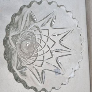 L 070 - Atractivo jarrón de cristal con delicados tallados ornamentales y borde ondulado (19 cm de altura) - imagen 3