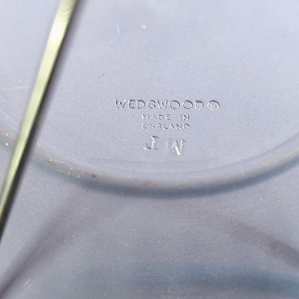 Pequeño platito ovalado en porcelana danesa, otro inglés Wedgewood y portarretratos francés con miniatura Limoges pintada a mano - imagen 5