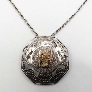 Lote siguiente: Dije "Precolombino" en Plata con Figura en Oro y Cadena