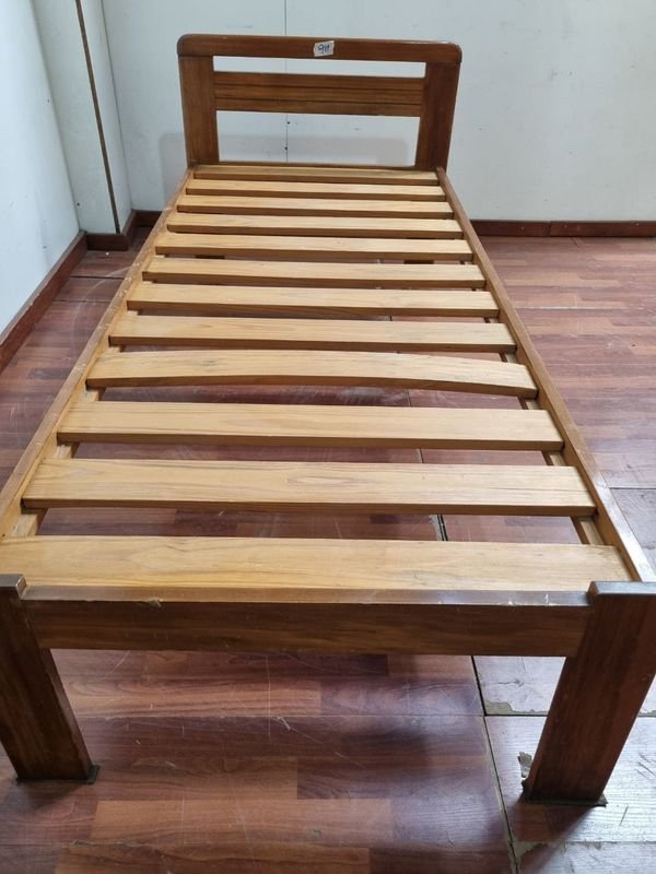 Cama de madera con estructura y colchón - imagen 4