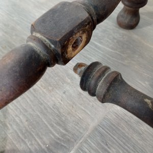 Banqueta Antigua de Cuero con Patas Torneadas - imagen 5
