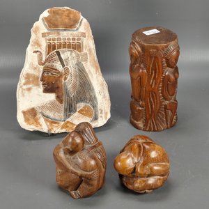 Lote siguiente: Lote de 4 piezas: 3 tallas de madera y placa decorativa egipcia