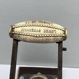 Inflador Inglés Antiguo "The Aerograph Co. Ltd." de Hierro, Bronce y Madera - imagen 3