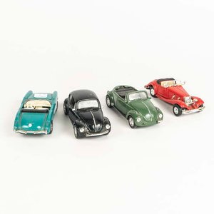 Lote siguiente: 4 Autos colección Welly: 2 Volkswagen Beetle (uno convertible),  Chevrolet Corvette 1957 y Mercedes-Benz 500 k