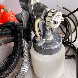 Lote de Herramientas Eléctricas: Engrampadora, Caladora, Atornillador y Compresor de Pintar - imagen 10