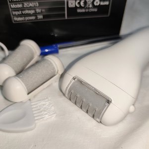 Removedor de Callos Recargable Eléctrico con Accesorios y Caja - imagen 3