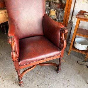 Sillón Antiguo de Respaldo Alto con Tapizado Bordó y Tachas - imagen 3