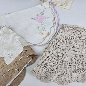 Lote de Manteles y Servilletas de Tela y Crochet - imagen 3