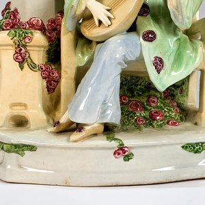 Centro de cerámica con florero y figura de trovador tocando la guitarra - imagen 2