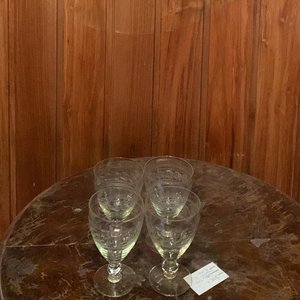Lote siguiente: 4 copas antiguas de cristal