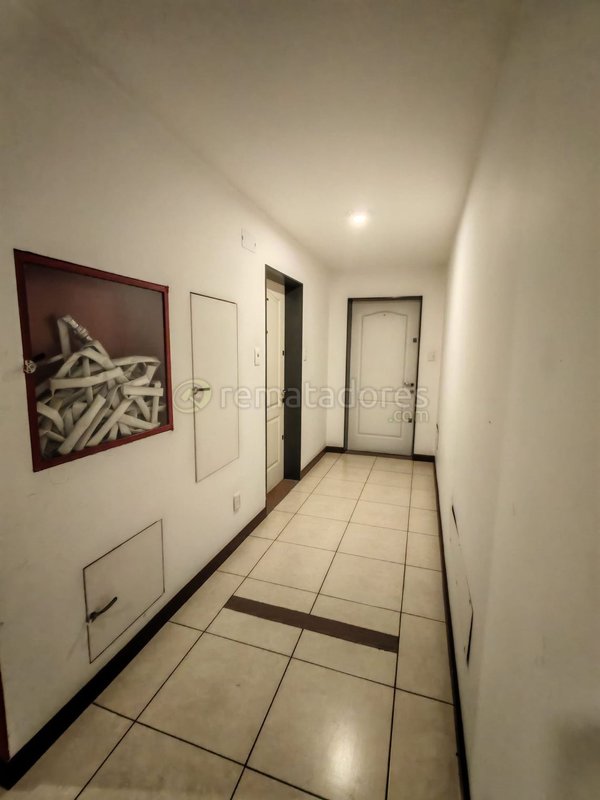 Pasillo con cuadros de luz y puertas de acceso