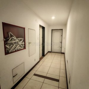 Lote siguiente: Pasillo con cuadros de luz y puertas de acceso