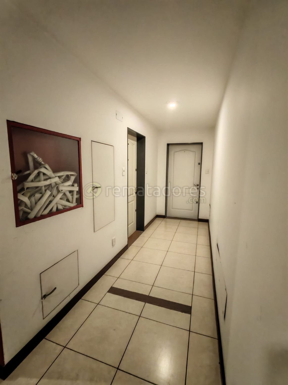 Pasillo con cuadros de luz y puertas de acceso