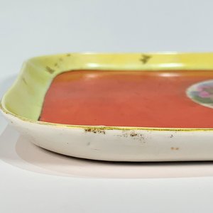 Bandeja de Porcelana Rectangular Roja y Beige con Dama y Querubín - imagen 4