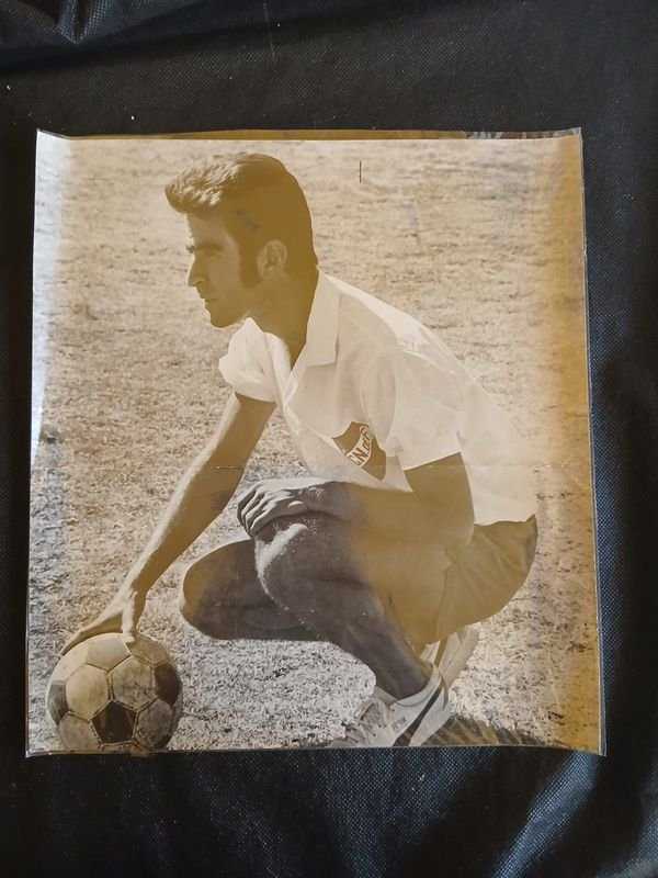 Fotografía Vintage Club Nacional de Football: Futbolista Prieto Arrodillado con Pelota