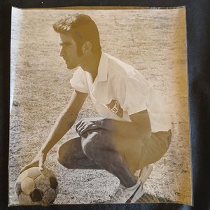 Lote anterior: Fotografía Vintage Club Nacional de Football: Futbolista Prieto Arrodillado con Pelota