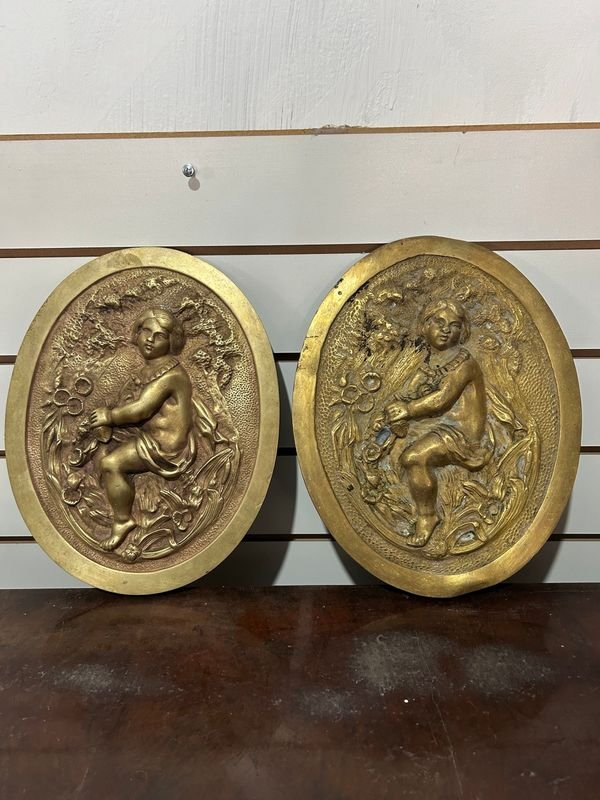 2 Placas Decorativas Ovaladas en Bronce con Figuras Infantiles