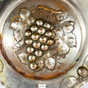 Gran Plato Decorativo en Metal Repujado con Motivo de Uvas - imagen 2