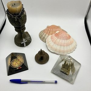 Lote de Objetos Decorativos y Recuerdos de Viaje: Portavelas, Conchas, Pirámides y Portaincienso - imagen 3