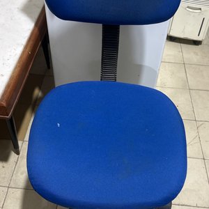 Lote siguiente: Silla de Escritorio Azul con Ruedas