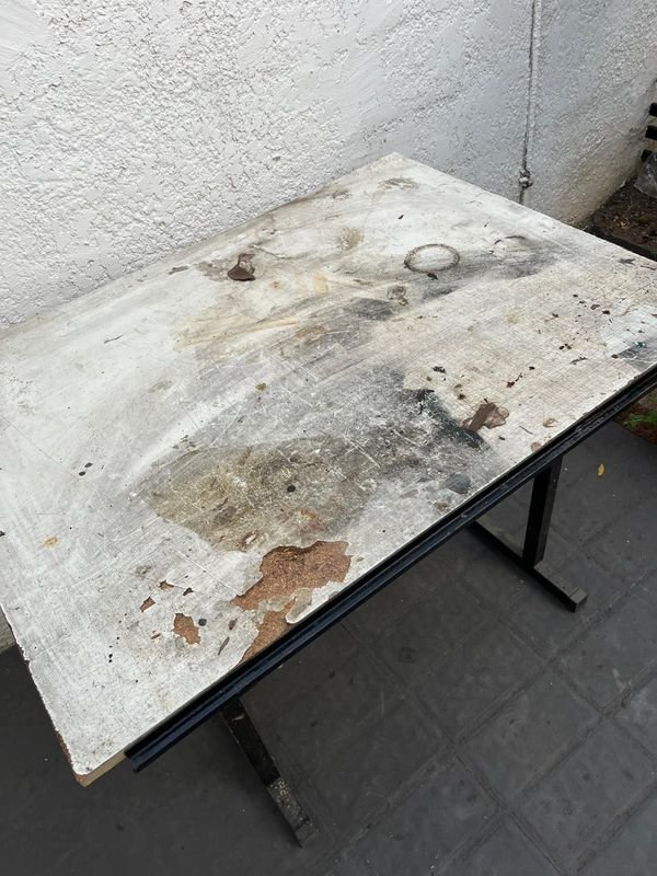 Mesa de trabajo en madera con estructura metálica - imagen 4