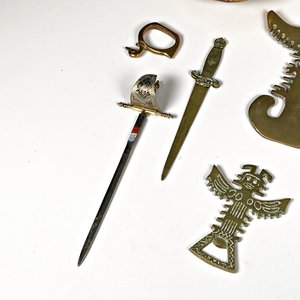Seis Piezas de Bronce: Centro con Asa, Abrecartas, Destapador y Adornos - imagen 5