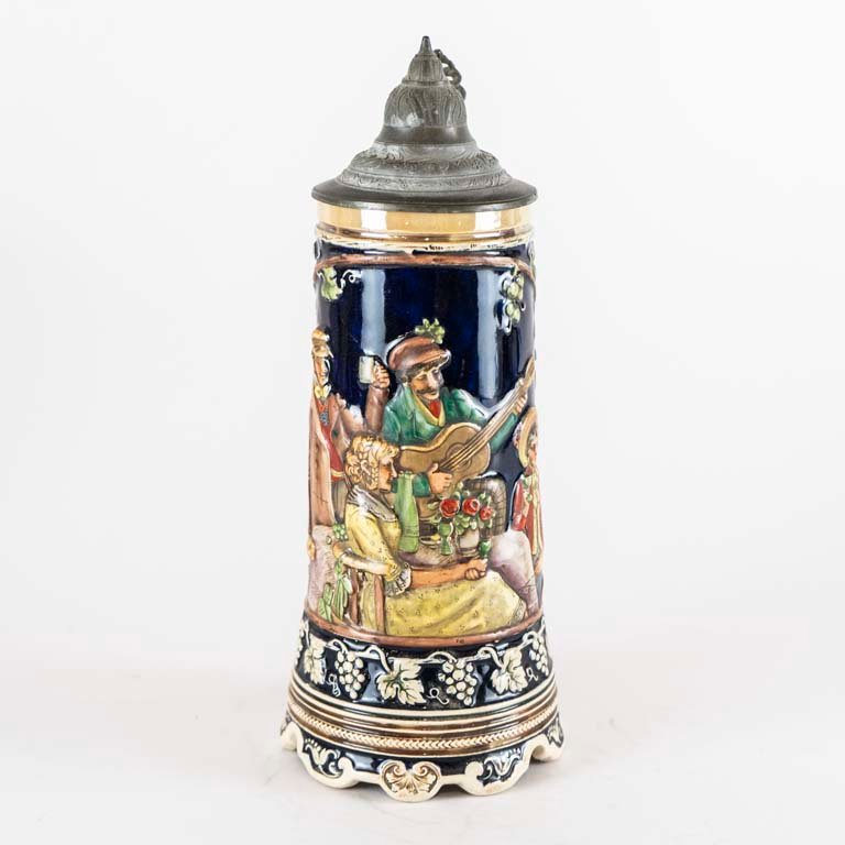 Lote siguiente: Jarra de cerveza de gres musical con relieve y tapa de metal