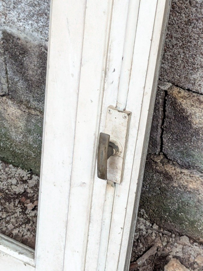Ventana con tres hojas batientes en cedro, falleba y marco - imagen 3