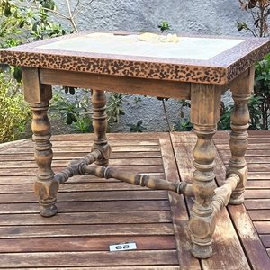Mesa auxiliar Rústica  de estilo Jacobino rustico de madera noble con patas y travesaños torneadas - la  tapa rectangular decorada con patrones geométricos o animal print con un panel central con  azulejos  con detalles - Medidas 42,50 cm x 57 cm x 47 cm Alto / Con detalles de Tiempo y Uso - imagen 5