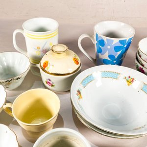 Lote de Tazas y Platos con Diseños Variados - imagen 3
