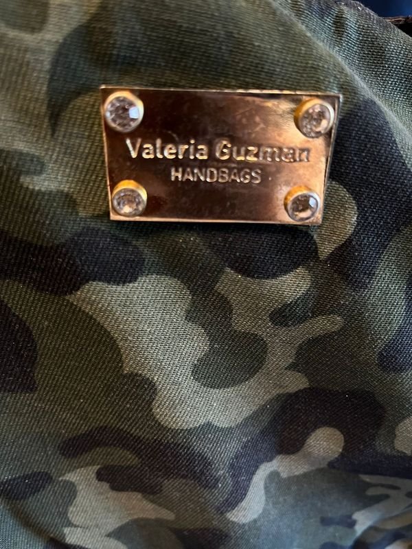 Cartera grande de tela camuflada Valeria Guzmán - imagen 2