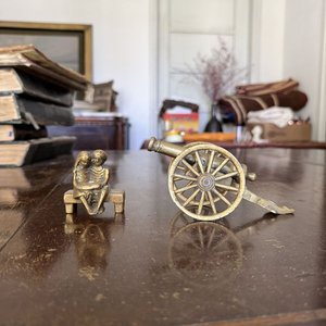 Pareja Sentada en Banco y Cañón a Escala Antiguo en Bronce - imagen 9