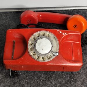 Teléfono Antiguo Rojo con Disco Numérico - imagen 3