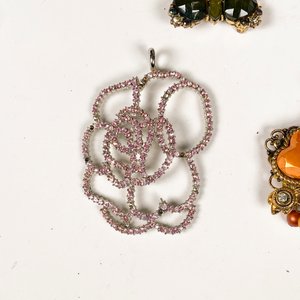 Lote de Collares, Prendedores y Colgantes de Fantasía - imagen 6