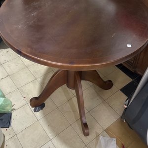 Lote siguiente: Mesa redonda de madera oscura estilo clásico