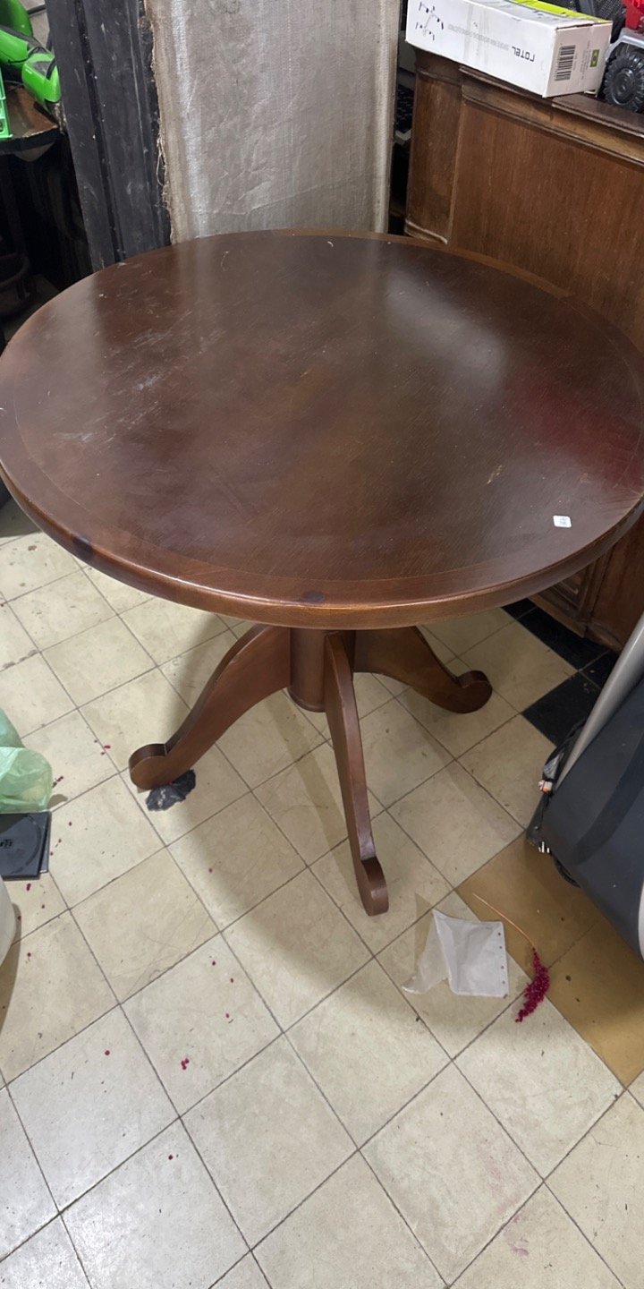 Mesa redonda de madera oscura estilo clásico