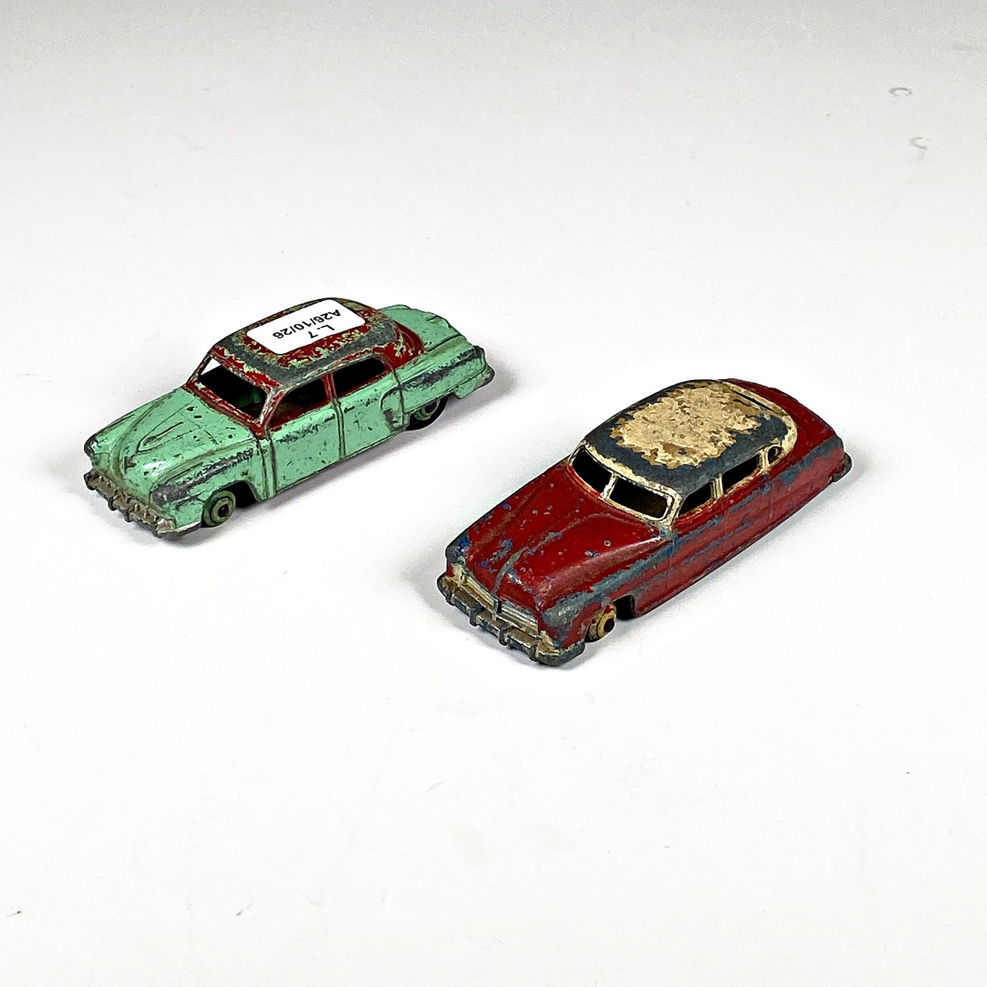 Dos autos de metal Dinky Toys ingleses: Hudson Sedan y Studebaker