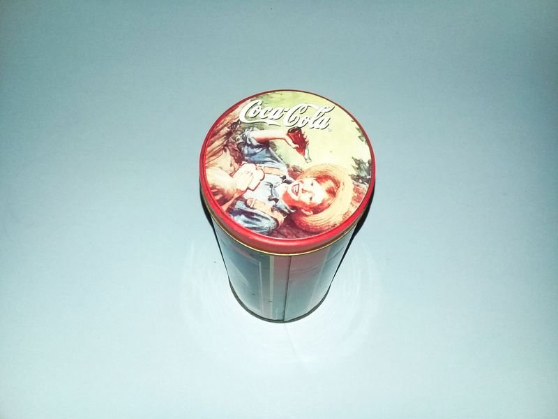 Lata de Coca Cola vintage con diseño de pesca - imagen 3