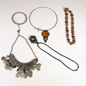 Lote de 5 Piezas de Bisutería: Collares y Pulsera con Piedras y Metal - imagen 2