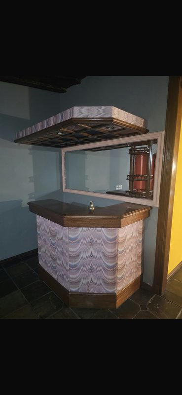 Barra Esquinera de Madera Cerejeira con Espejo y Tapizado de Calidad