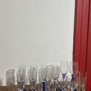 Lote anterior: Juego de 17 Copas de Vino con Base Azul