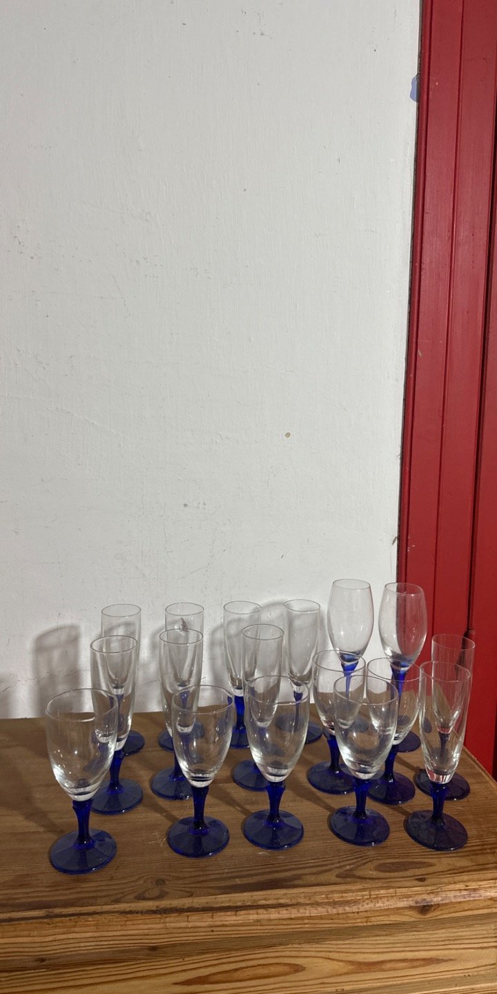 Juego de 17 Copas de Vino con Base Azul